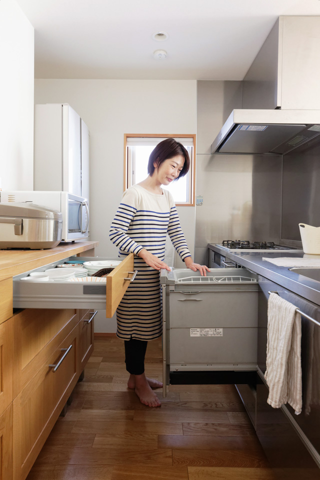 大型の食器棚や吊り戸棚がなくても片づく オープンキッチンの収納例 片づけ収納ドットコム