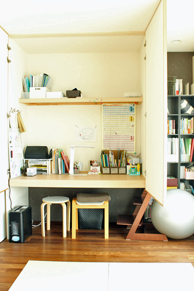 収納スペースも工夫次第でスモールオフィスに。勉強机と兼用できる快適空間