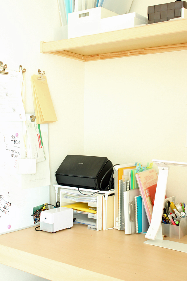 収納スペースも工夫次第でスモールオフィスに。勉強机と兼用できる快適空間