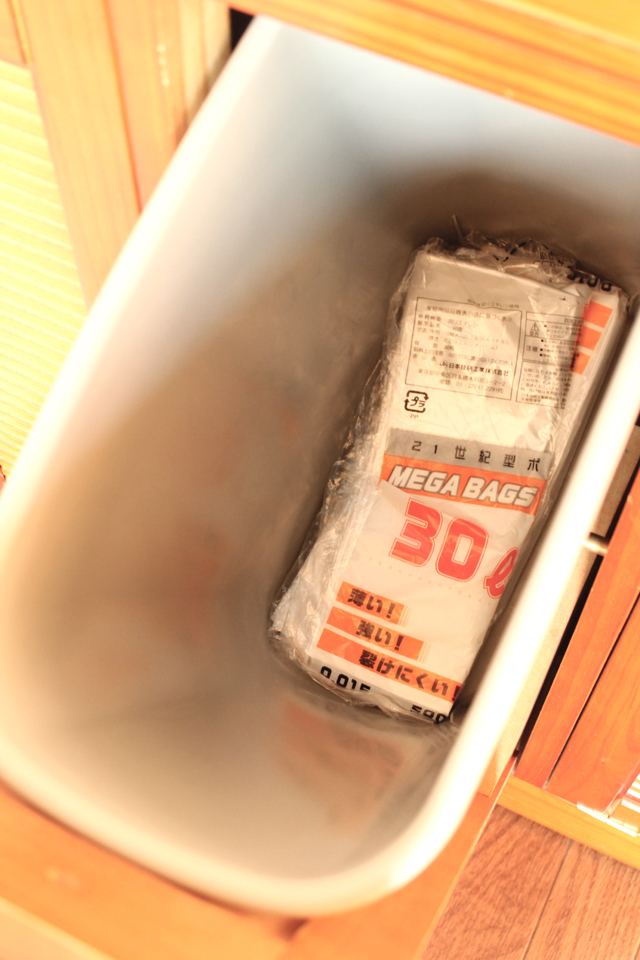ごみ袋はごみ箱の中に収納?! ごみ袋のセットが苦にならない収納法