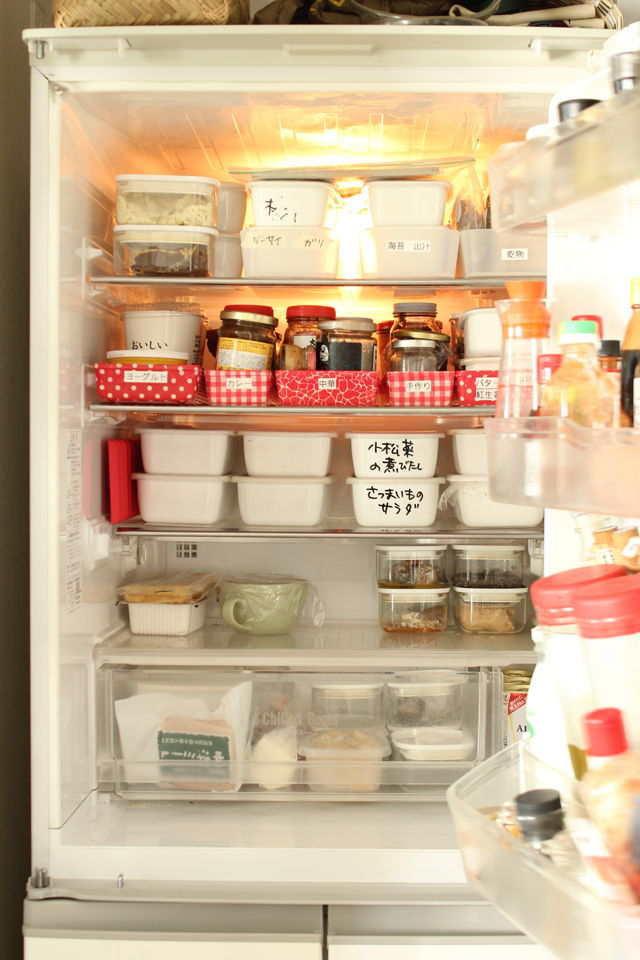 食材たくさんの冷蔵庫は小ワザをきかせてスッキリ見せる