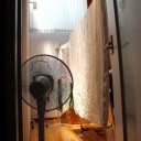 梅雨時の洗濯～室内の湿気をとばすには扇風機と窓の位置関係がポイント！