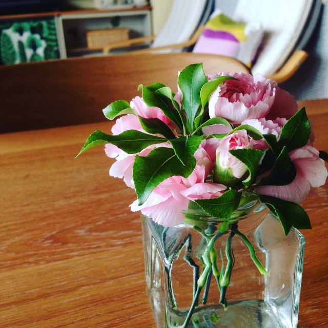 花束を花瓶に入れるだけではなく、家にあるモノを使って心豊かに楽しむ工夫とは？