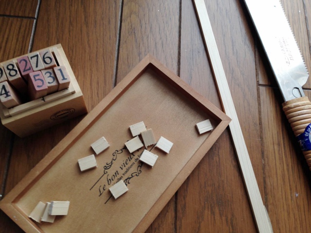 セリアの商品を組み合わせて作る、木製の「折りたたみ式レジスター」