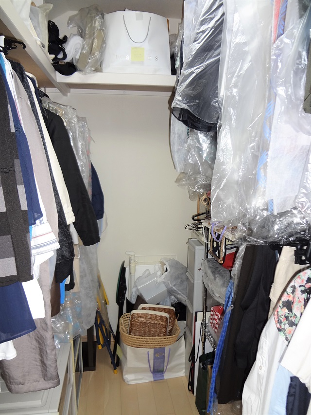 【ウォークインクローゼット編】使いにくい洋服収納を“管理できる一括収納”の納戸へ