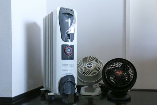 DIYで作った「季節家電棚」に、収まりのわるいヒーター＆サーキュレーターをピタッと収納！