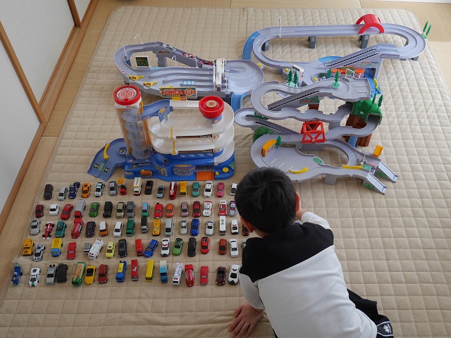 男の子が大好きな組み立て系のおもちゃ収納は、自分でできる仕掛けと片づけやすさで解決！