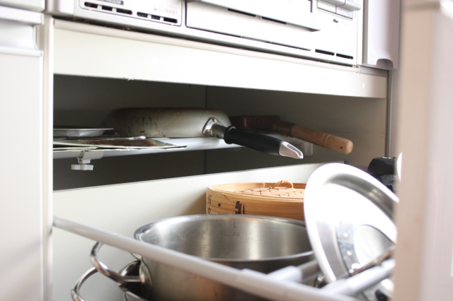 キッチンの意外な場所にデッドスペース発見！ つっぱり棚で収納量アップ
