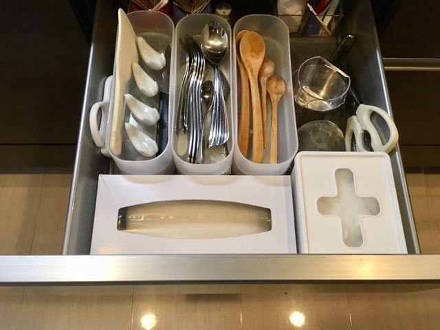セリアの「プルアウトボックス」は、キッチンのこまごまアイテムの収納にぴったり！