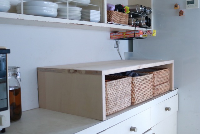 キッチンカウンターが狭くてもあきらめない！ スペースが2倍になる『コの字ラック』DIY