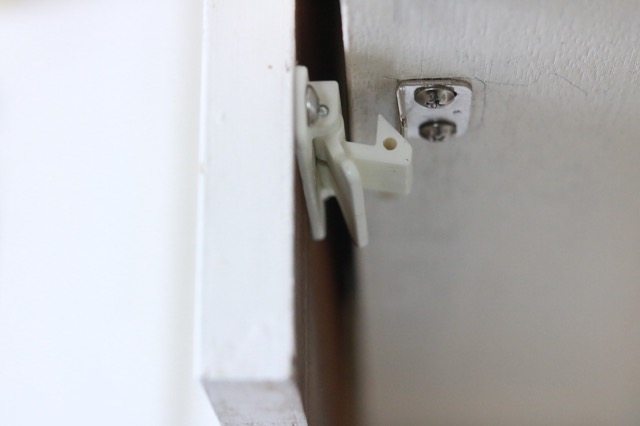 キッチンは危険地帯？！「耐震ラッチ」で大きな揺れに備える、吊り戸棚の地震対策