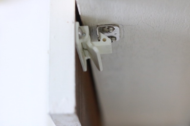キッチンは危険地帯？！「耐震ラッチ」で大きな揺れに備える、吊り戸棚の地震対策