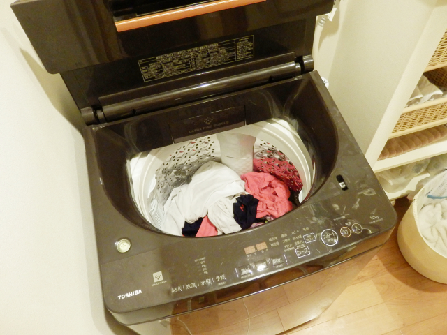 洗濯物のシワを伸ばすのがめんどくさい は干す前の ひと手間 で自然にラクに解決 片づけ収納ドットコム