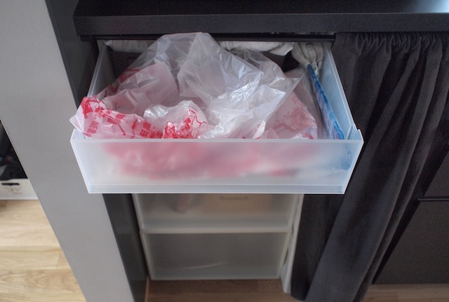 夫のゴミ出しを楽にしたゴミ袋収納 45Lゴミ袋は引き出しに放り込むだけ！