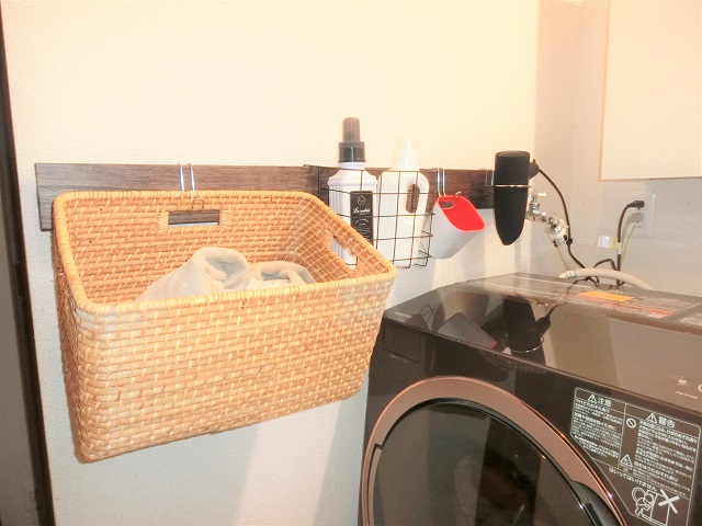 【簡単DIY】狭い洗面所は“くっつける”“ひっかける”“放り込む”でラクに片づく！