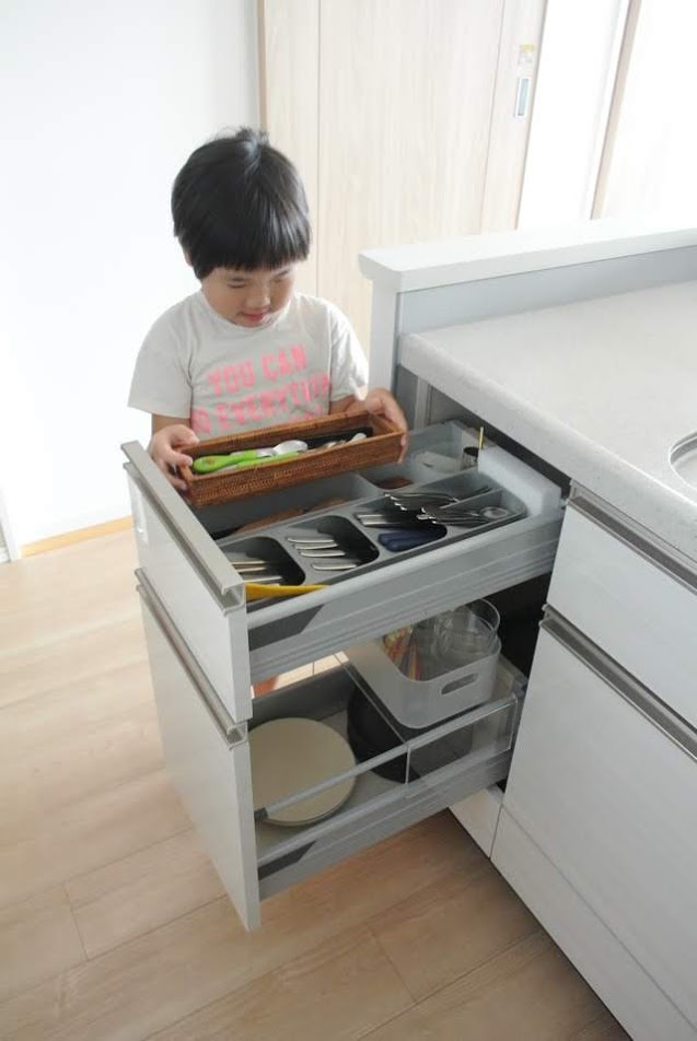 狭いキッチンでの家事シェアは無理?! イライラは“収納の配置”で解決します！