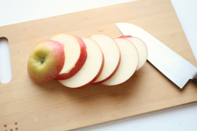 手間がなくて栄養もたっぷり！「輪切りりんご」の冬レシピ