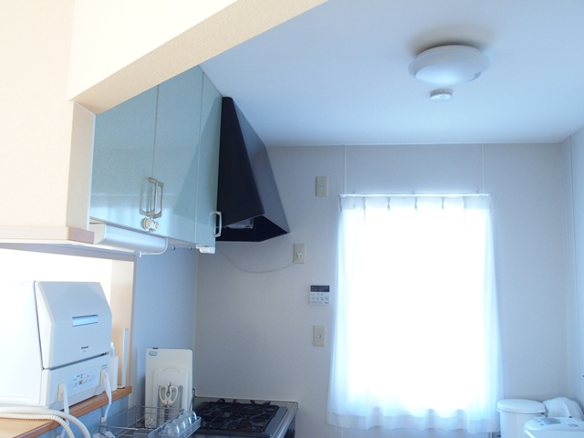 「賃貸のキッチン吊り戸棚」に穴を開けずに地震対策する方法