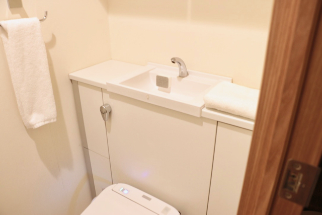 トイレの小さな洗面台掃除にぴったり！「カインズ」の貼り付くコンパクトスポンジ