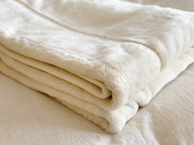 毛布の位置はどこ？ 毛布と羽毛ふとんを重ねる順番、いちばん暖かい使い方