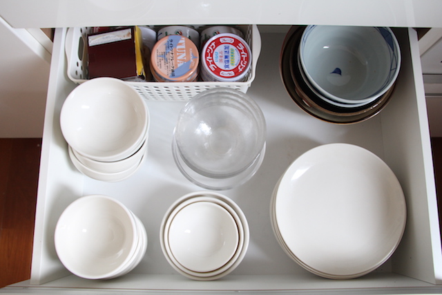 食器が食器棚に入らない！ シンプル定番の食器＋彩りは大皿のマイルールで、ラクに収納・楽しく時短