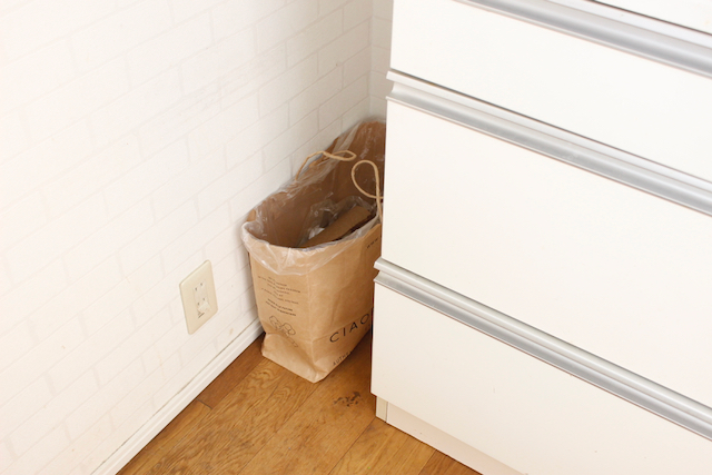 手入れがめんどうな大きなゴミ箱は、簡単に捨てられる気軽な紙袋にチェンジして快適に！