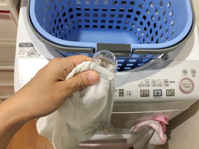 面倒な洗濯前の仕分けは、100均マグネットクリップとセルフサービス方式で楽にする