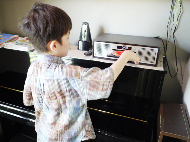 子どもが自主的に練習できる! ピアノのまわりの収納はエリア分けで解決