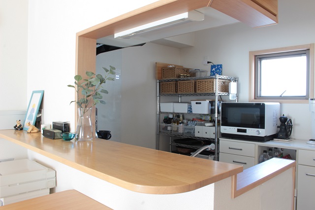 散らかりがちなキッチンカウンターはエリア別に使い分け！置く場所を決め作業効率アップ