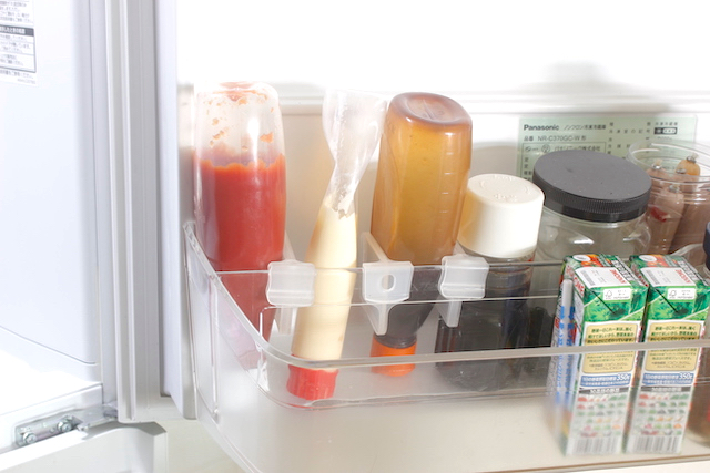 冷蔵庫のドアポケットにしまいやすい定位置をつくる！ 5つの収納アイデア