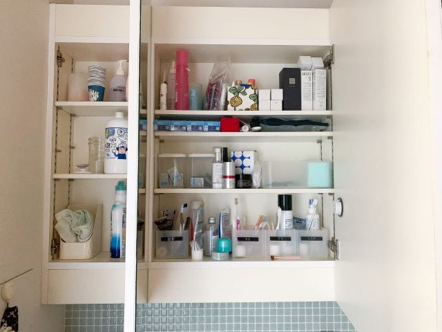 鏡裏収納だけの洗面台に収めるコツは、「家族別」で収納スペースを分けることでした