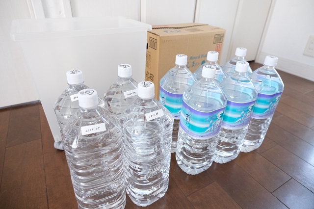 4人家族の水の備蓄は「1箱が1日分」と覚えよう！ふだんから備える飲料や生活用水の保管方法