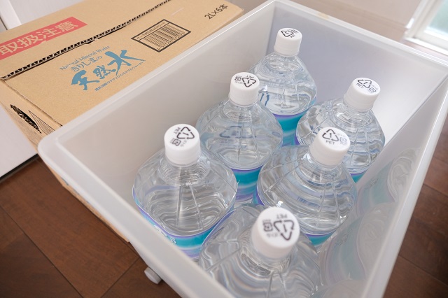 4人家族の水の備蓄は「1箱が1日分」と覚えよう！ふだんから備える飲料や生活用水の保管方法