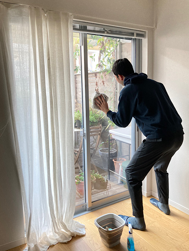 何度も同じ説明でイライラしない！ 夫と窓掃除を家事シェアするときのスムーズな解決法