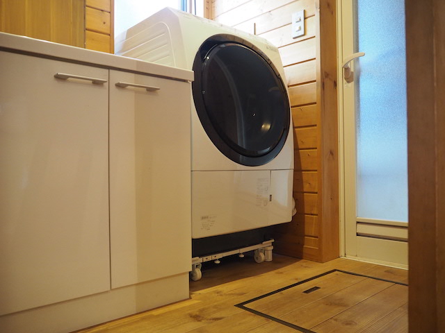 ドラム式洗濯乾燥機をひとりで動かす！ キャスター付き洗濯台で排水口や床掃除を簡単に