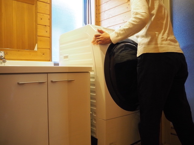 ドラム式洗濯乾燥機をひとりで動かす！ キャスター付き洗濯台で排水口や床掃除を簡単に