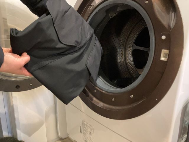 定番には「ユニクロ」の黒パンツがイチ押し。長くきれいにはくための買い方と洗濯法とは？