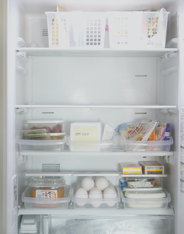 冷蔵庫にいつもある定番食品は、100均のケースを使って在庫管理もラクな収納に