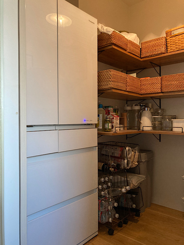 食器棚や調理家電、冷蔵庫まで入るパントリー。見えてきたメリットとデメリット