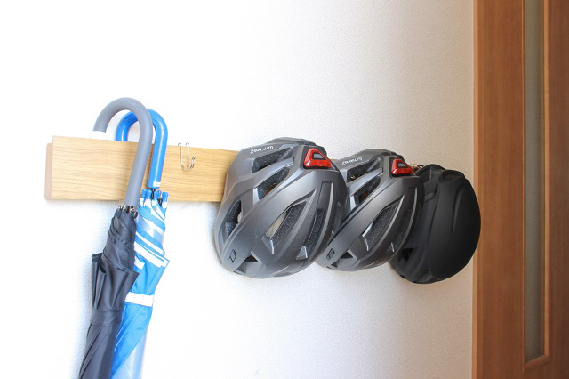 自転車ヘルメットは「無印良品」の「長押」に収納！ 合わせて使うと便利な3つのアイテム