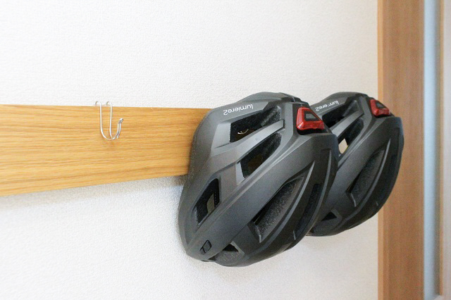 自転車ヘルメットは「無印良品」の「壁につけられる家具」に収納！ 合わせて使うと便利な3つのアイテム