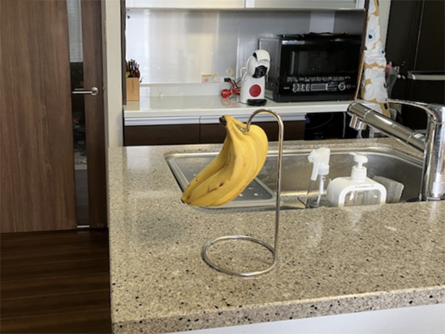 バナナだけじゃもったいない！ バナナスタンドを活用してちょい置きを防ぐ収納術