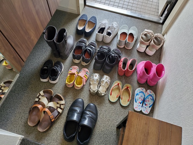 【マンションの狭い玄関】靴は出し置きで出しっぱなし！片づけは週に一度で楽ちんに