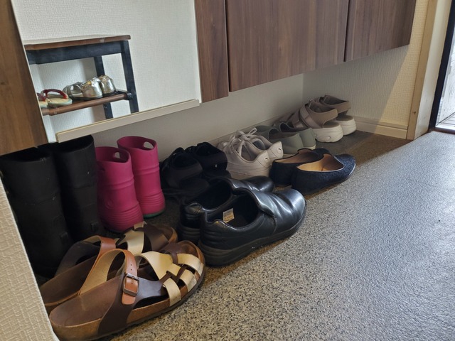 【マンションの狭い玄関】靴は出し置きで出しっぱなし！片づけは週に一度で楽ちんに
