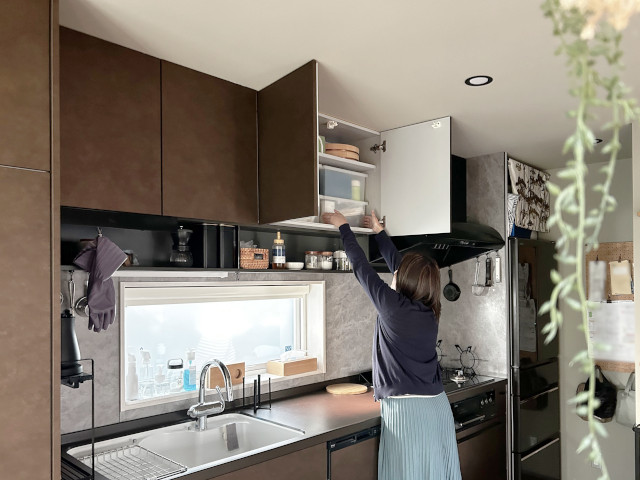 キッチンの吊り戸棚を最大限に活用する決め手は、“高さチェック”