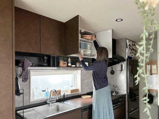 キッチンの吊り戸棚を最大限に活用する決め手は、“高さチェック”