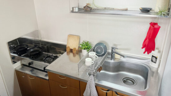 水切りかごの置き方で賃貸キッチンは変わる！作業台が広々使えて洗い物をラクにするコツ