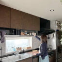 キッチンのオープン棚の“生活感”を消すために使える収納用品3選