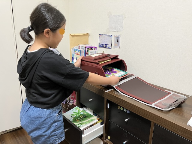 立てるほうがいい？重ねるほうがいい？子どものやりやすさ優先で決める教科書の収納法 