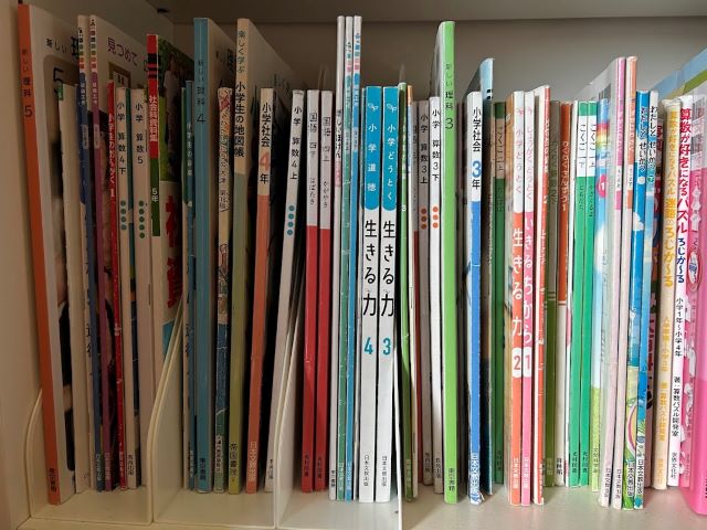 小学校6年分の教科書は本棚で保管！あえて読める場所に置くメリットとは？